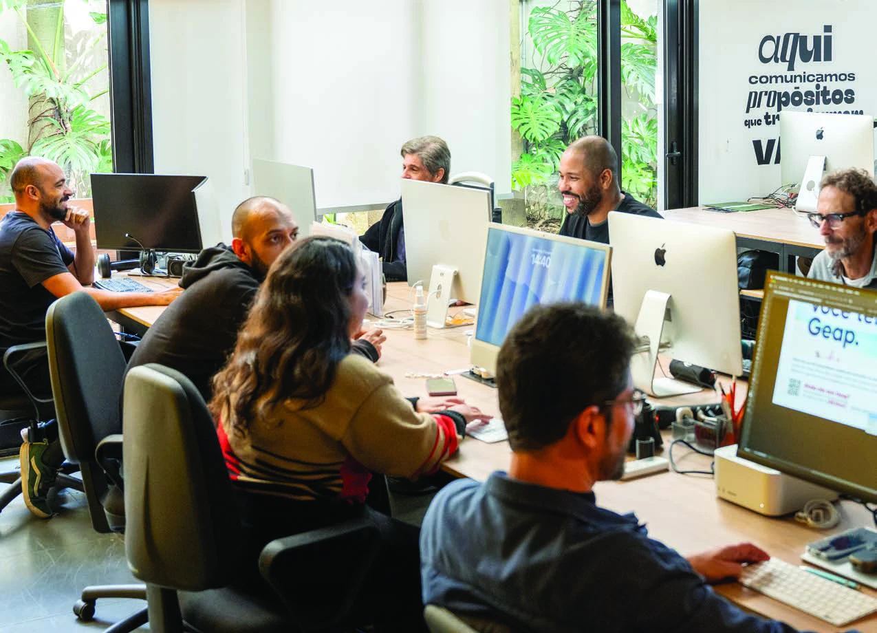 Equipe da Verbo trabalhando e trocando ideias na agência